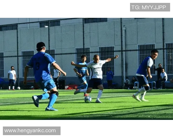 杰克在绿茵场上挥洒汗水与激情，足球梦启航的精彩瞬间